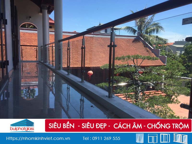 Ban công kính và cửa kính cho nhà Biệt Thự Nghỉ Dưỡng