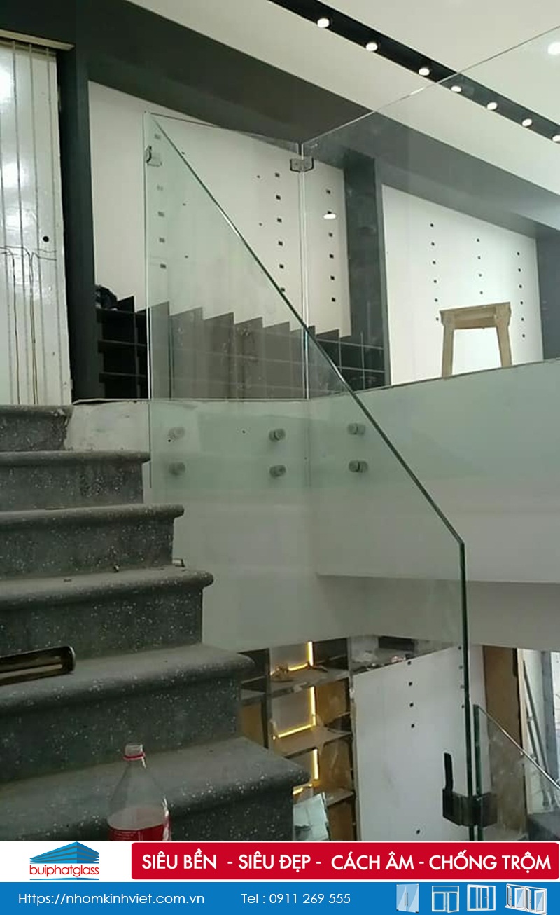 Thi công lan can kính cầu thang cho nhà phạ tại 319 Cầu Giấy