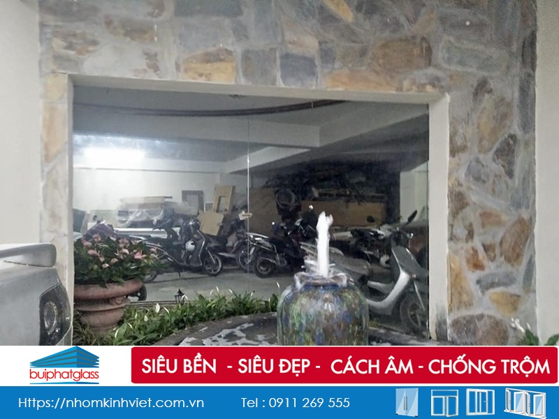 Lan can kính cong, gương, Kính bếp tại Hồ Ba Mẫu, Giáp Bát