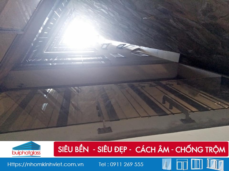 Lan can kính cong, gương, Kính bếp tại Hồ Ba Mẫu, Giáp Bát