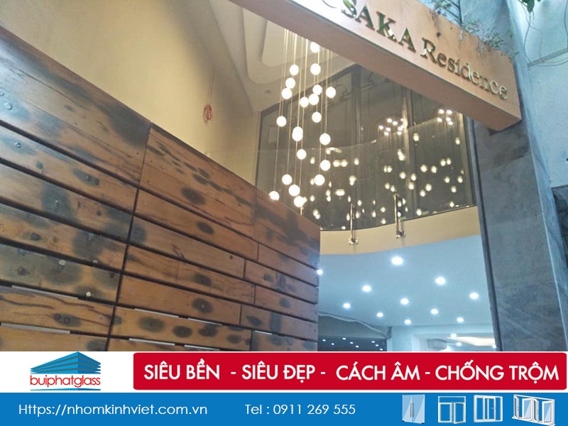 Lan can kính cong, gương, Kính bếp tại Hồ Ba Mẫu, Giáp Bát