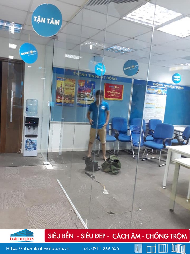 Lắp vách kính ngăn văn phòng tại công ty Bảo Hiểm Bảo Việt