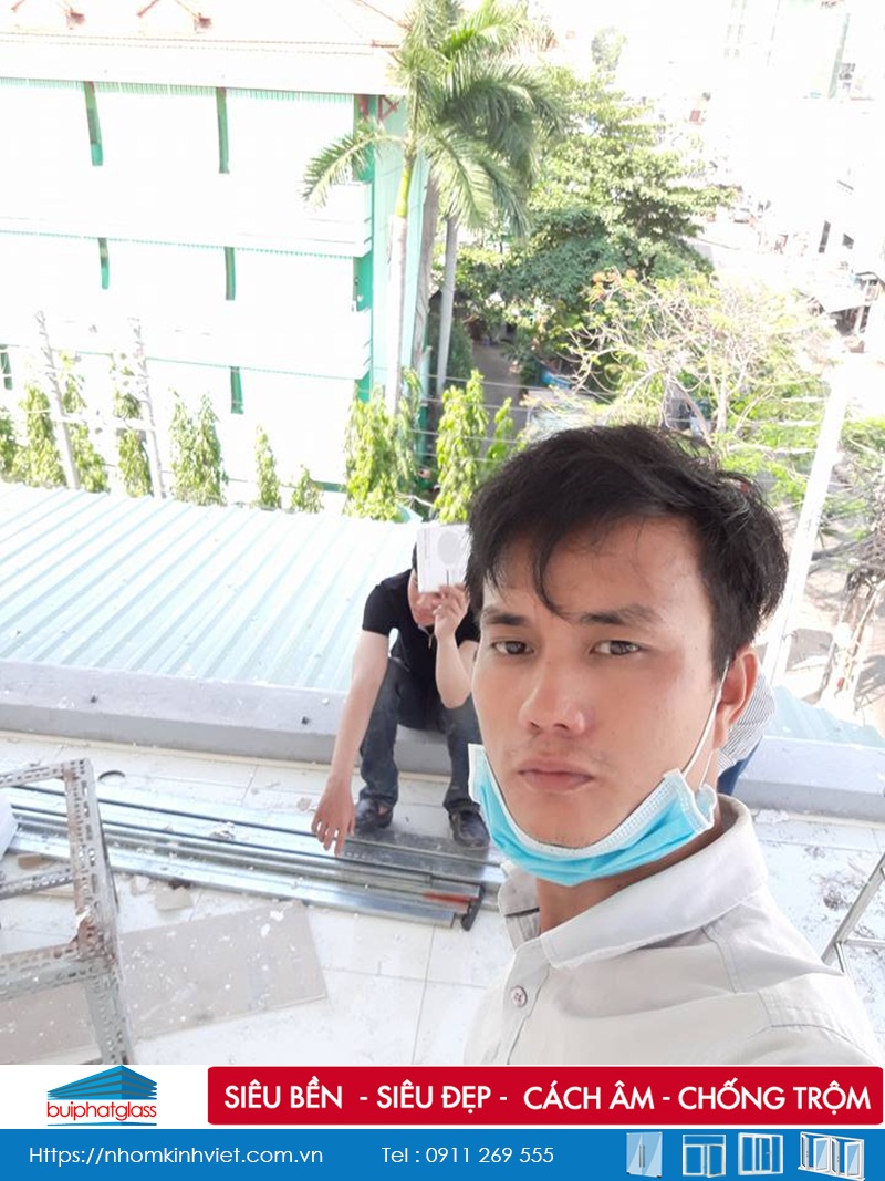 Thi công vách kính cường lực khung inox nhà cô Giang Quận 1