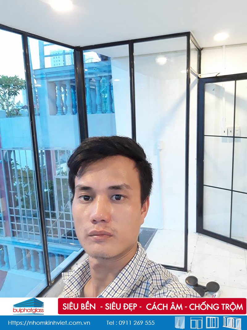 Thi công vách kính cường lực khung inox nhà cô Giang Quận 1