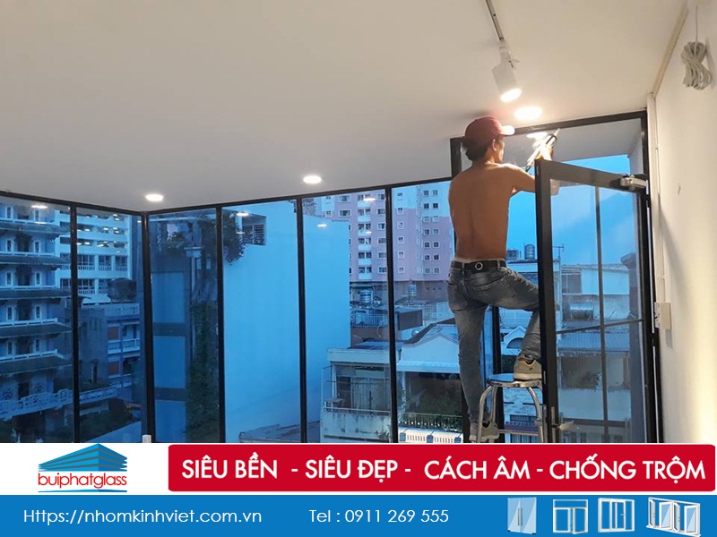Thi công vách kính cường lực khung inox nhà cô Giang Quận 1