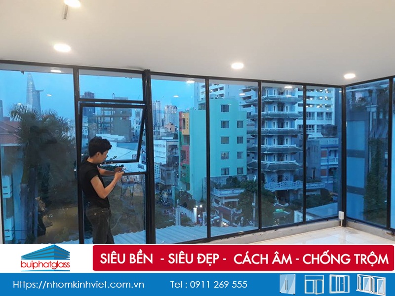 Thi công vách kính cường lực khung inox nhà cô Giang Quận 1