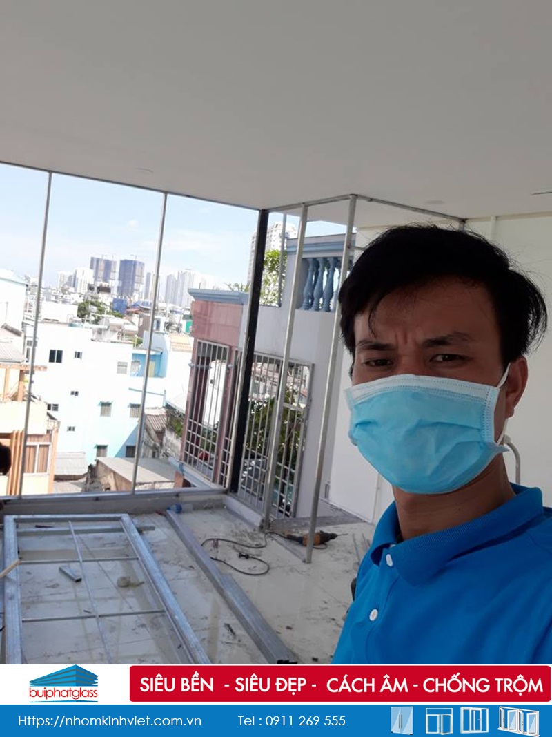 Thi công vách kính cường lực khung inox nhà cô Giang Quận 1