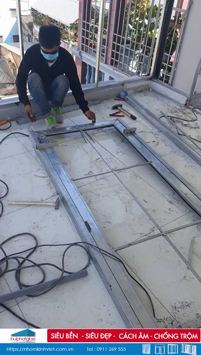 Thi công vách kính cường lực khung inox nhà cô Giang Quận 1
