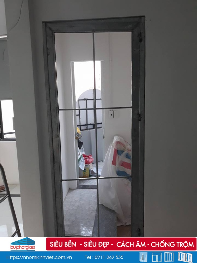 Thi công vách kính cường lực khung inox nhà cô Giang Quận 1