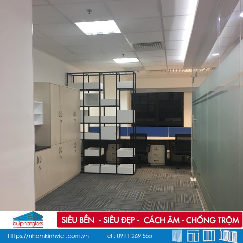 Lắp vách kính cường lực văn phòng tại số 49 Hai Bà Trưng