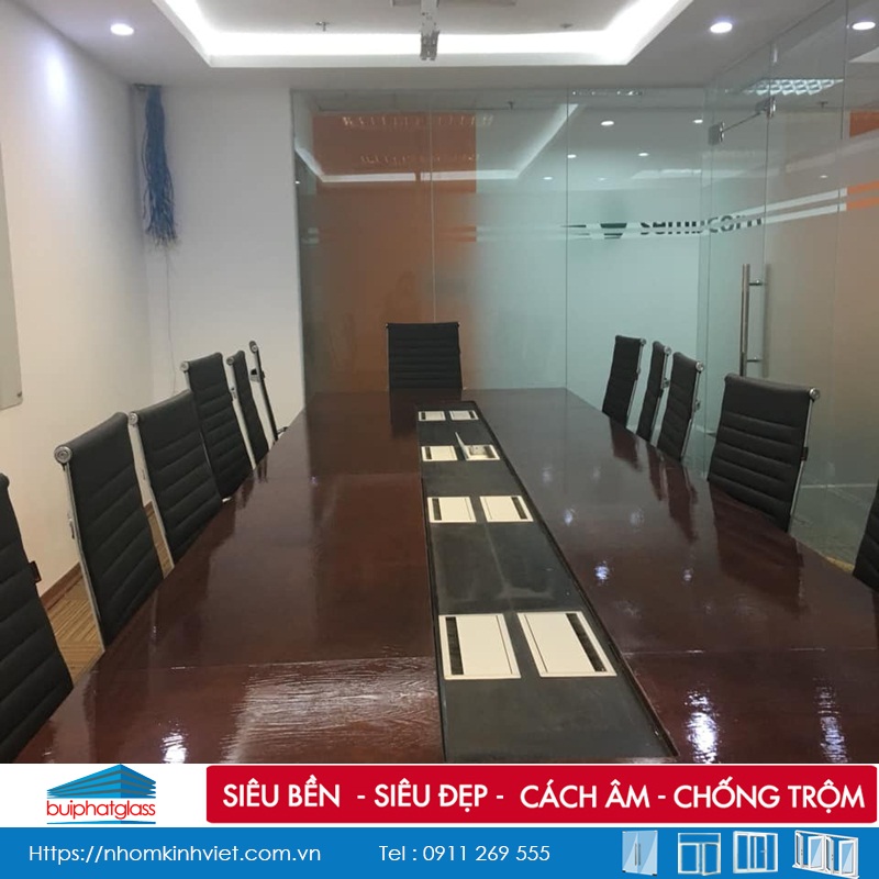 Lắp vách kính cường lực văn phòng tại số 49 Hai Bà Trưng