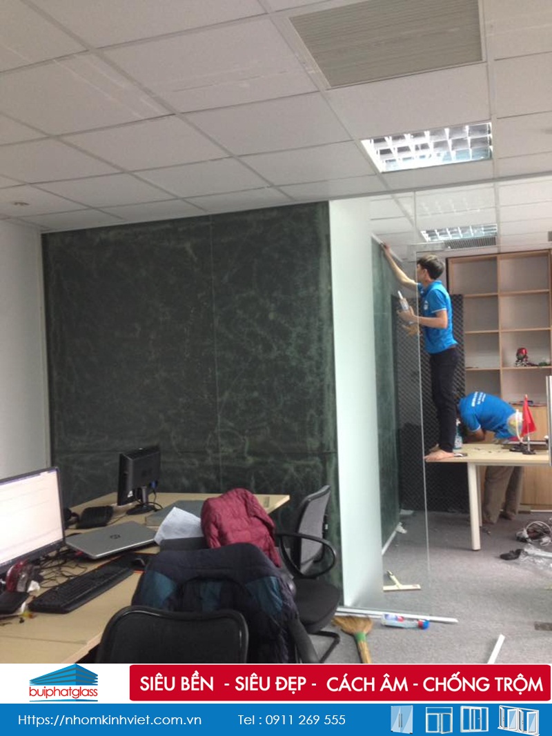 Lắp cửa kính văn phòng cho báo hoa học trò Dương Đình Nghệ