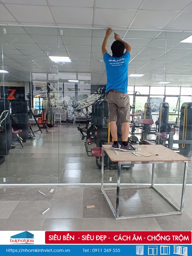 Vách cửa kính ngăn phòng tập Yoga, Gim tại Bán đảo Linh Đàm