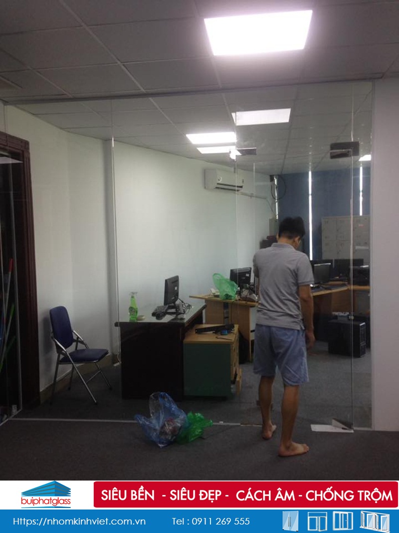 Hoàn thiện vách ngăn kính văn phòng tại 86 Lê Trọng Tấn