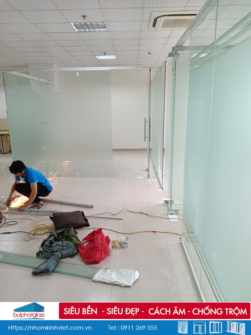 Thi công vách kính văn phòng tại Đức An 289 Khuất Duy Tiến