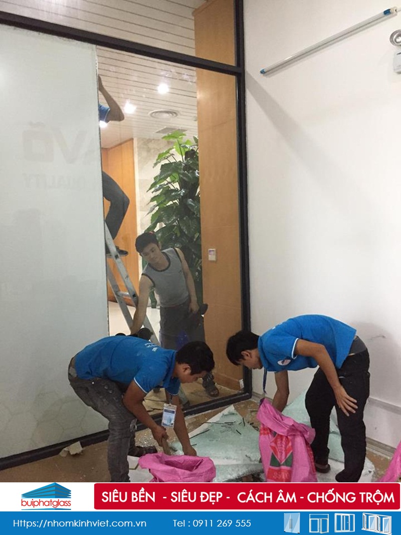 Vách kính khung inox lắp cho văn phòng Rita Võ