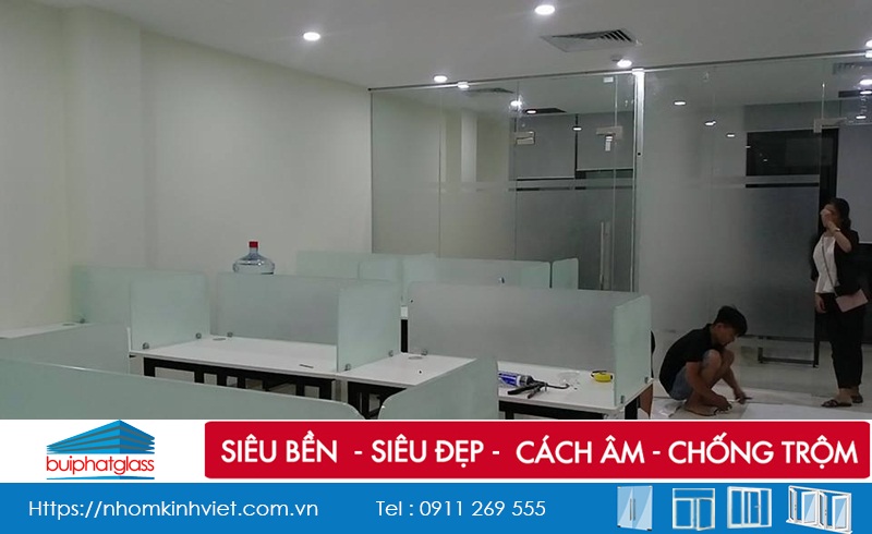 Thi công lắp vách ngăn kính văn phòng tại số 27 Đỗ Quang