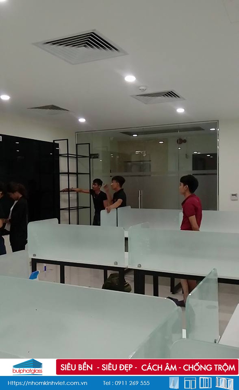 Thi công lắp vách ngăn kính văn phòng tại số 27 Đỗ Quang