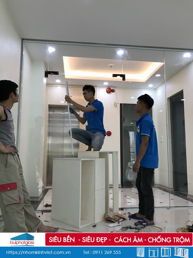 Thi công lắp vách ngăn kính văn phòng tại số 27 Đỗ Quang