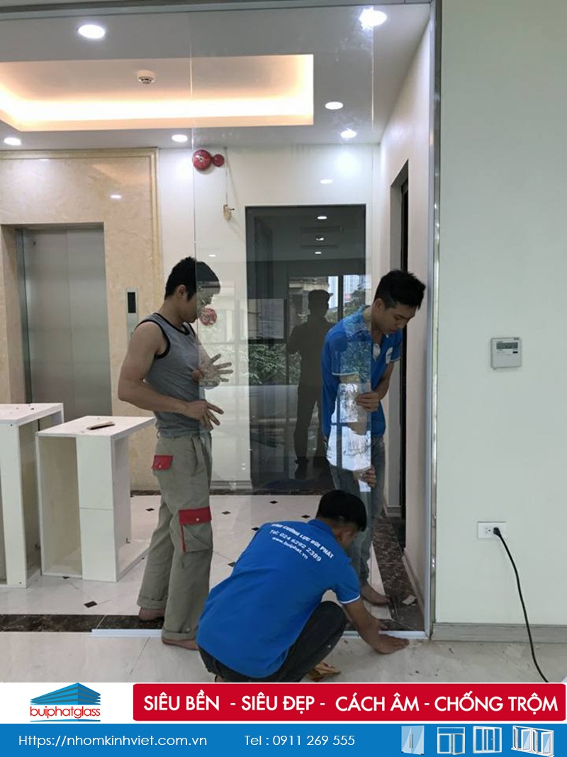 Thi công lắp vách ngăn kính văn phòng tại số 27 Đỗ Quang