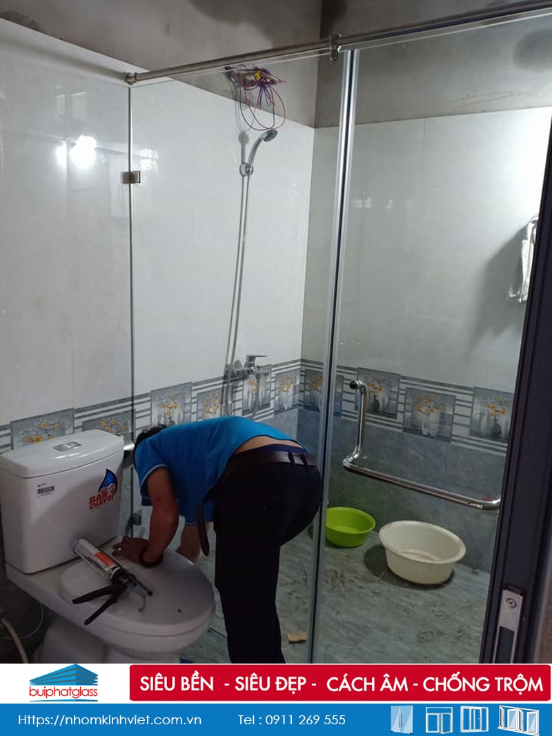 Lắp phòng tắm vách kính tại số 122 Tam Trinh, Hoàng Mai