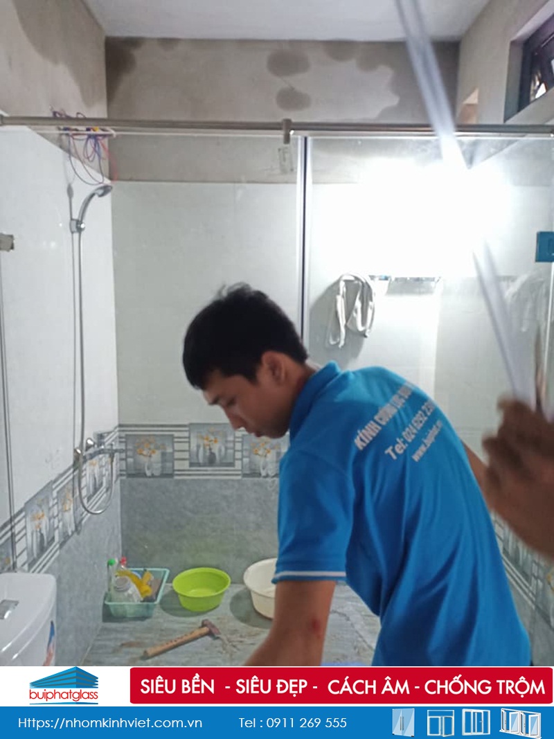 Lắp phòng tắm vách kính tại số 122 Tam Trinh, Hoàng Mai