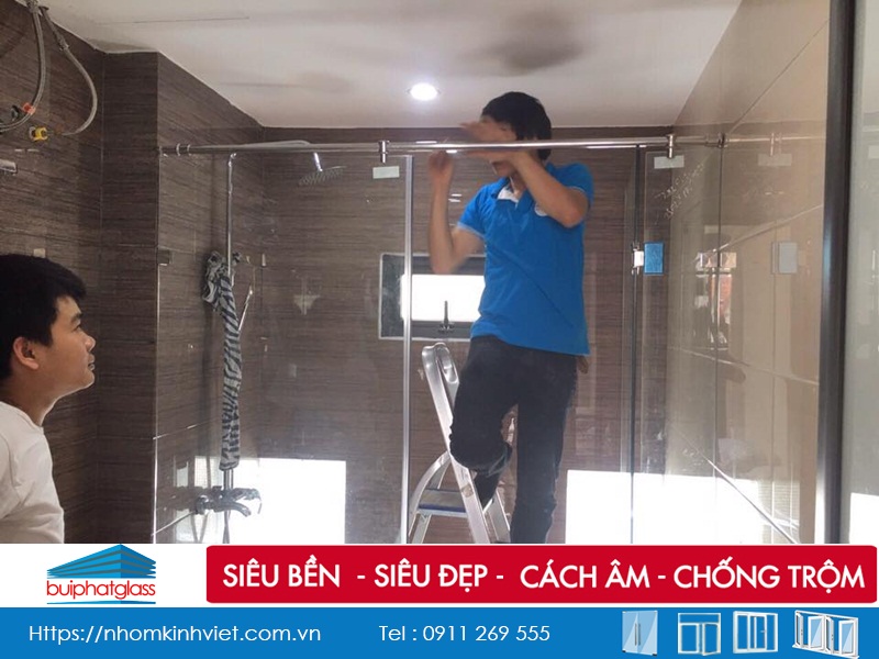 Lắp vách kính nhà tắm 3 tấm anh Quý Thạch Bàn Long Biên, HN