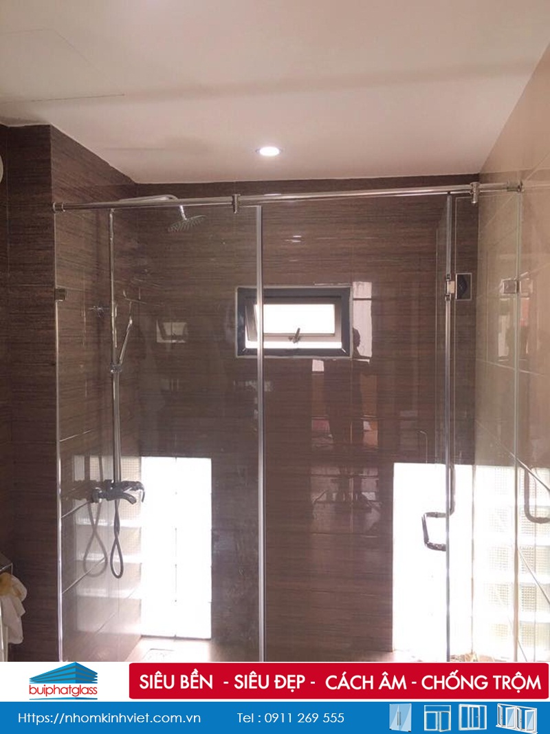 Lắp vách kính nhà tắm 3 tấm anh Quý Thạch Bàn Long Biên, HN