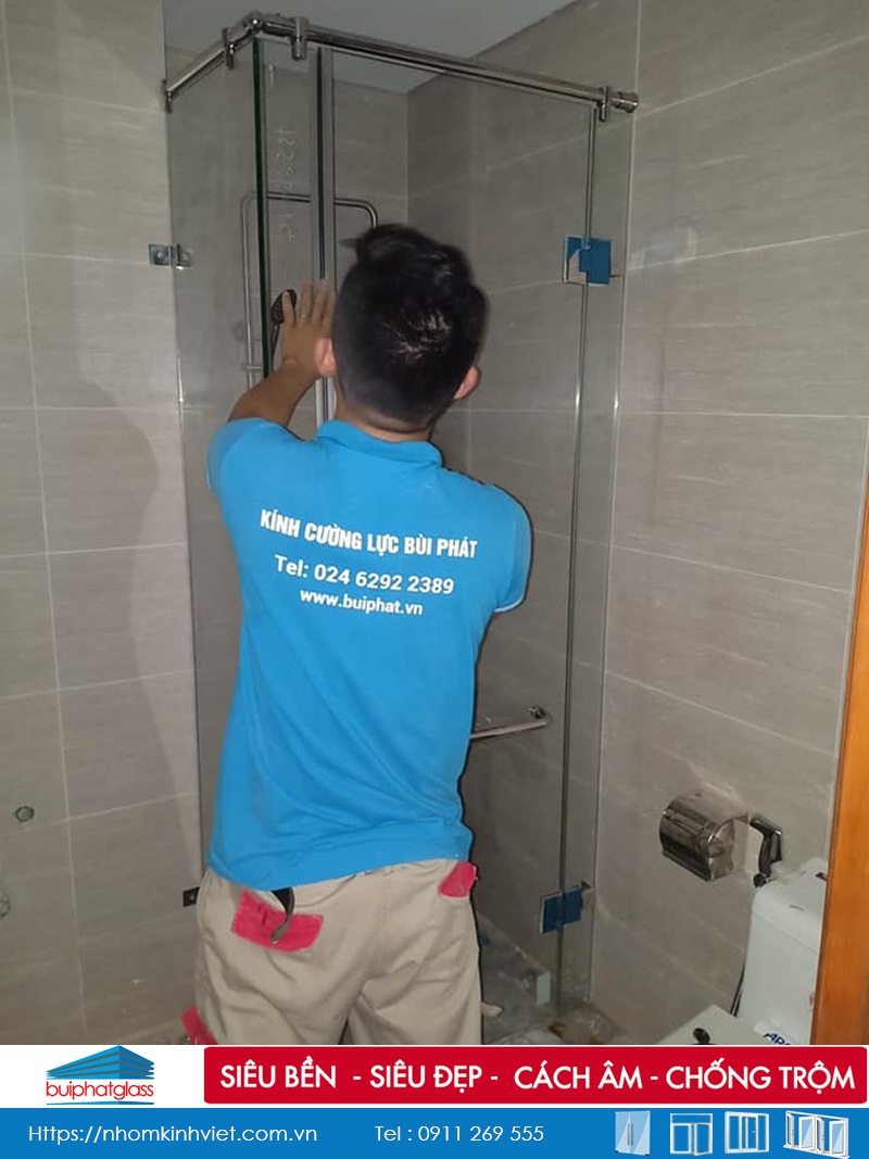 Lắp phòng tắm kính mở quay 135 độ tại Gold Mark City