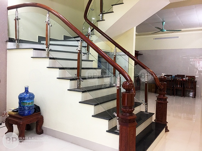 Cầu thang kính inox 2 nẹp gỗ giá rẻ thi công tại Hải Dương