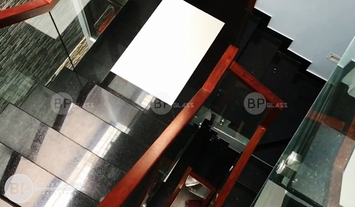 Cầu thang kính cường lực bắt hông đẹp thi công tại Nam Định