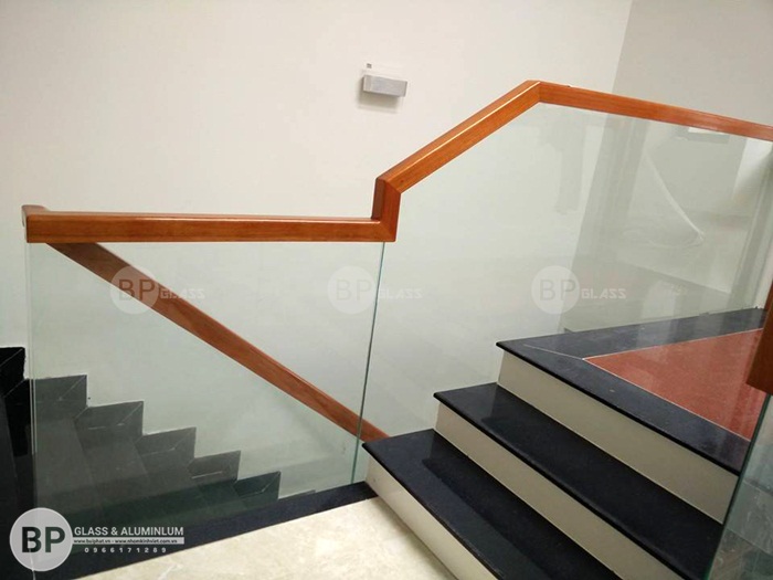 Cầu thang kính không trụ đẹp thi công tại Đan Phượng