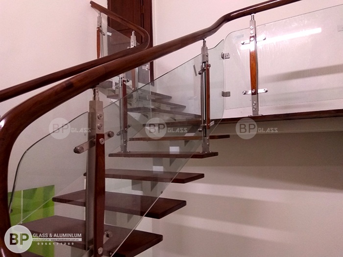 Mẫu cầu thang kính xương cá thép hộp thi công tại Hà Nam