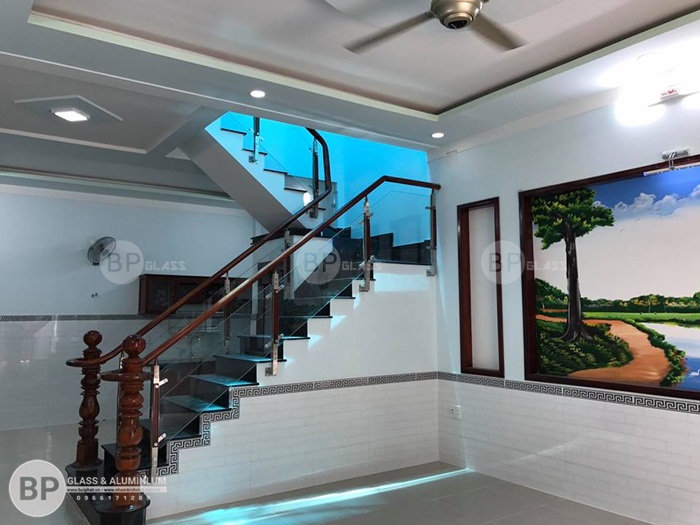 Cầu thang kính gỗ kính đẹp thi công tại Mê Linh giá tốt nhất