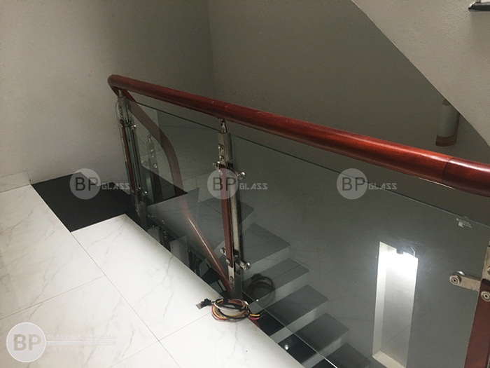 Cầu thang kính chân trụ ốp má ngoài thi công tại Ninh Bình Cầu thang kính chân trụ ốp má ngoài thi công tại Ninh Bình