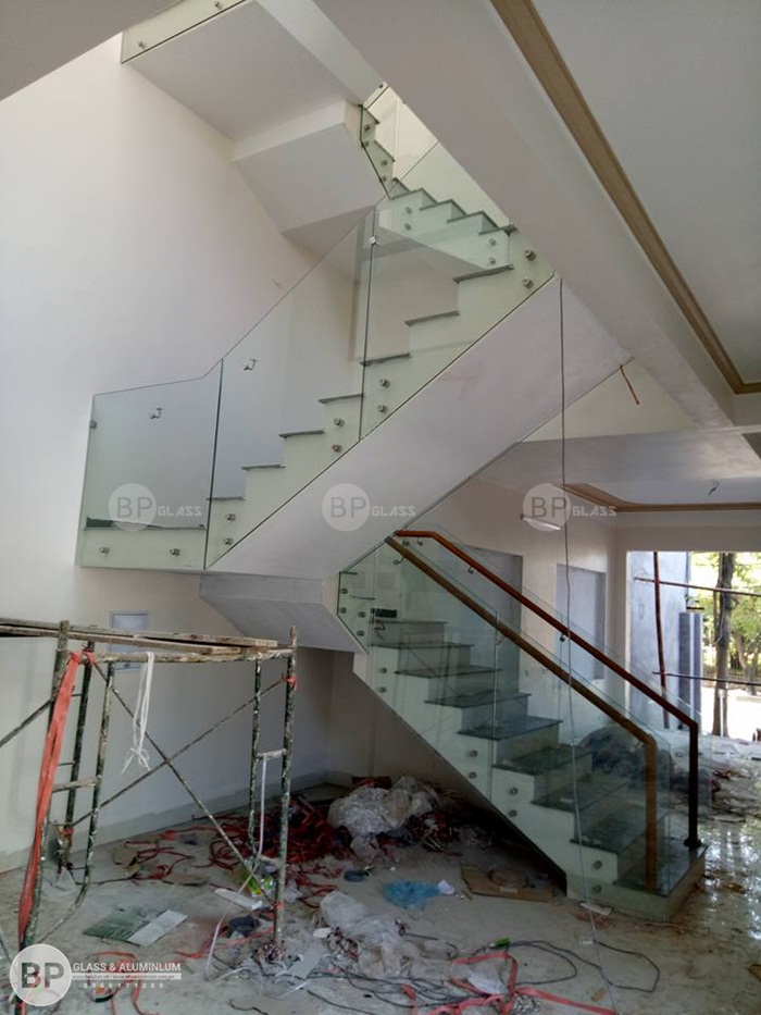 Cầu thang kính pat đôi đẹp giá rẻ thi công tại Phú Thọ