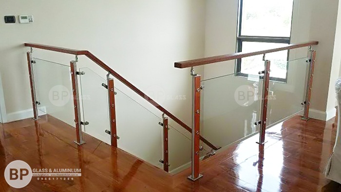 Cầu thang kính trụ ống tròn dẹt tay vịn vuông lắp tại Sơn La