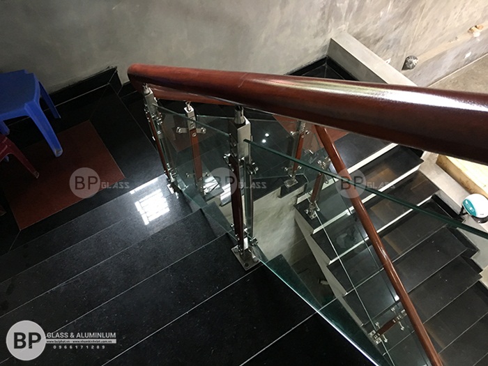 Cầu thang kính tay vịn gỗ thi công tại TP Bắc Ninh giá rẻ
