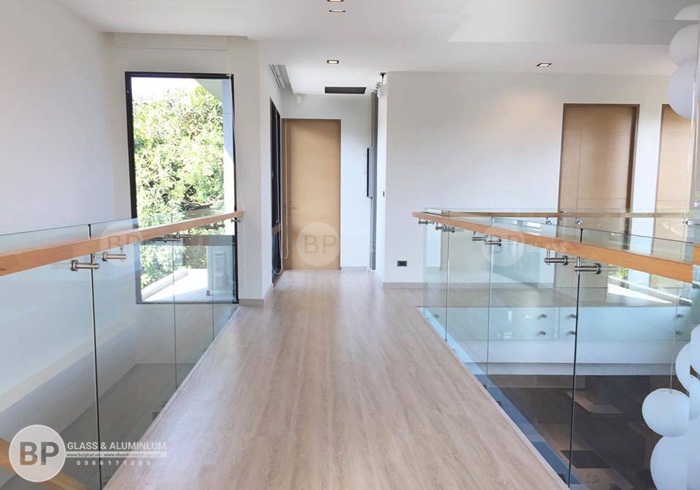 Lan can kính cầu thang mặt bậc gỗ thi công tại Thường Tín