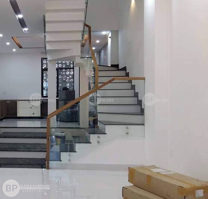Mẫu cầu thang kính cường lực đẹp thi công tại Từ Liêm