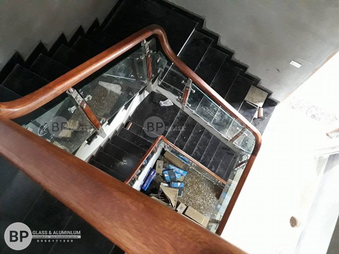 Cầu thang kính cường lực tay vịn gỗ lắp tại Bắc Ninh giá rẻ