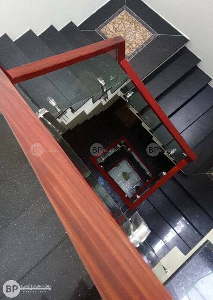 Cầu thang kính trụ lửng ốp má ngoài giá rẻ lắp tại Vĩnh Phúc