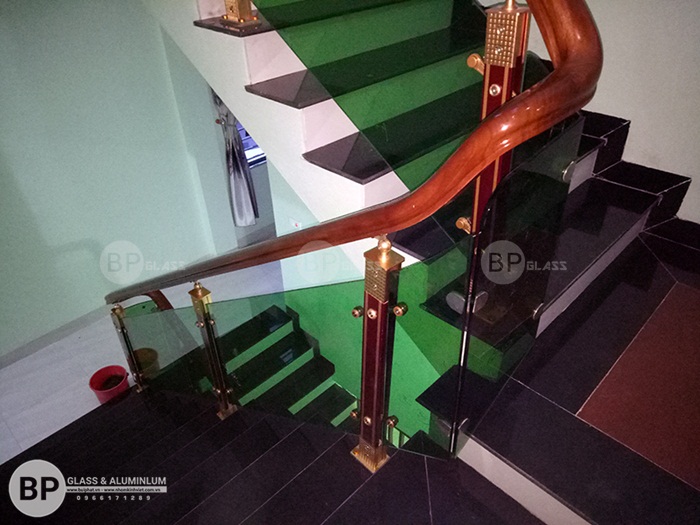 Cầu thang gỗ kính phôi xanh thi công tại Thành Phố Vĩnh Phúc