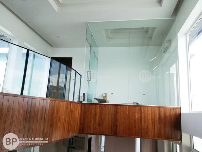 Cầu thang xương cá kính cường lực mặt bậc gỗ tại Ninh Bình