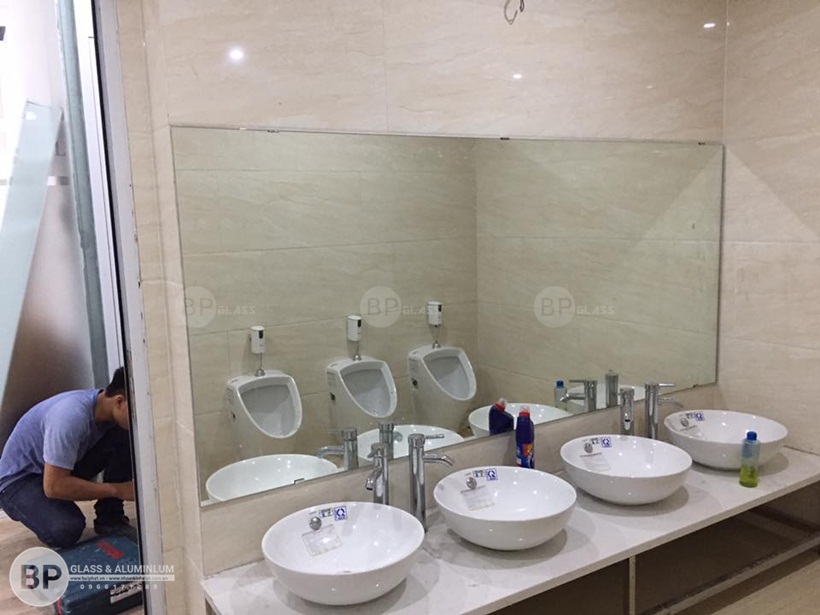 Lắp gương dán phòng tắm đẹp cho nhà chị Dung Lê Văn Lương Lắp gương dán phòng tắm đẹp cho nhà chị Dung Lê Văn Lương