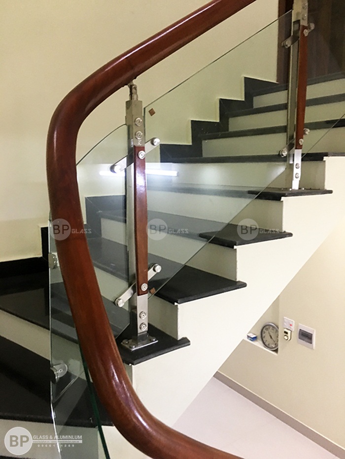 Cầu thang kính chân trụ inox 2 nẹp gỗ thi công tại Bắc Giang
