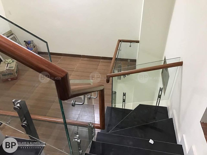 Cầu thang kính trụ lửng nhà anh Hoàng Xuân Phương