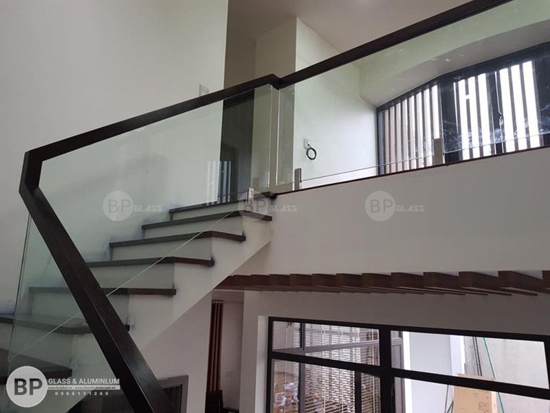 Mẫu cầu thang kính cường lực nhà anh Khoái Mậu Lương