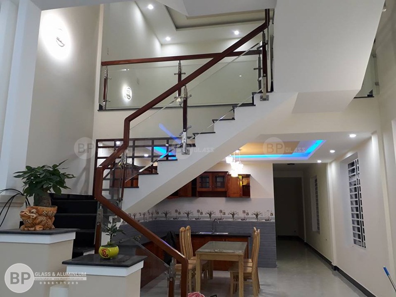 Trọn bộ cầu thang kính nhà anh Mão Hoài Đức