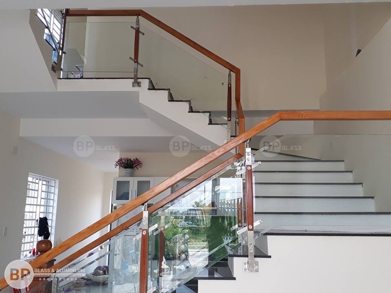 Hình ảnh cầu thang kính cường lực nhà bác Úy Vinhome